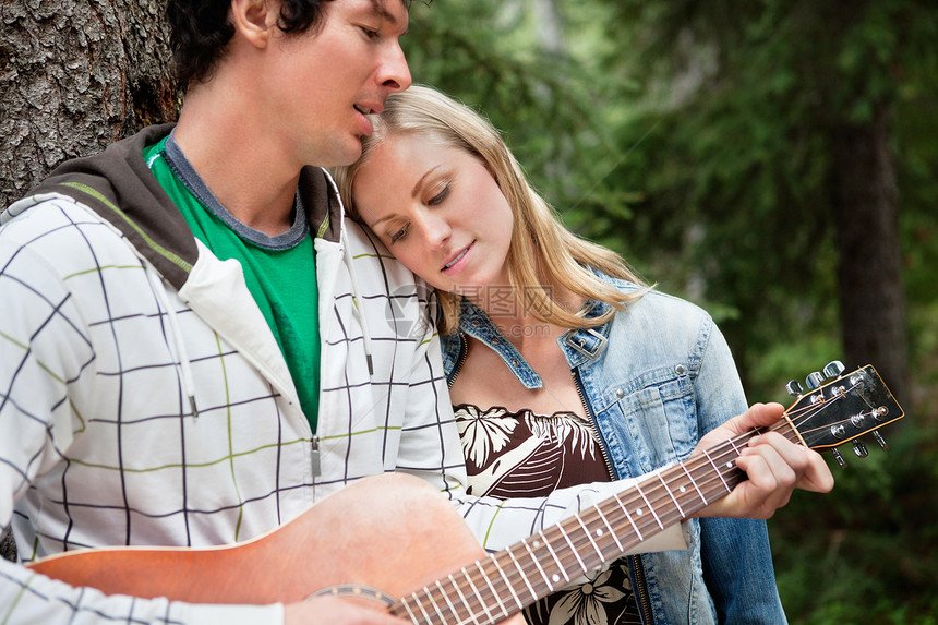 弹吉他的人女孩男性女朋友野餐女士幸福女性音乐假期男人图片