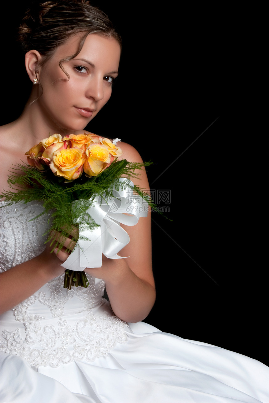 美丽的新娘皮肤玫瑰花束裙子女士肤色婚姻花朵女性微笑图片