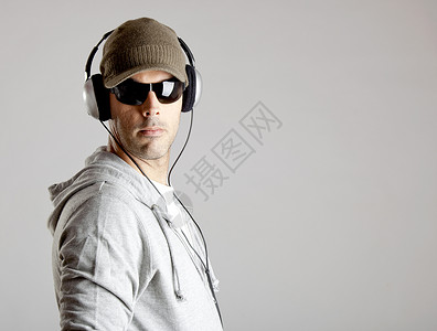 听音乐手机男生男性男人帽子太阳镜冒充灰色姿势音乐背景图片