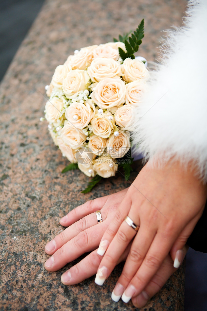 已婚新婚夫妇的手婚姻褐色铭文钻石夫妻女士男人新娘戒指手指图片