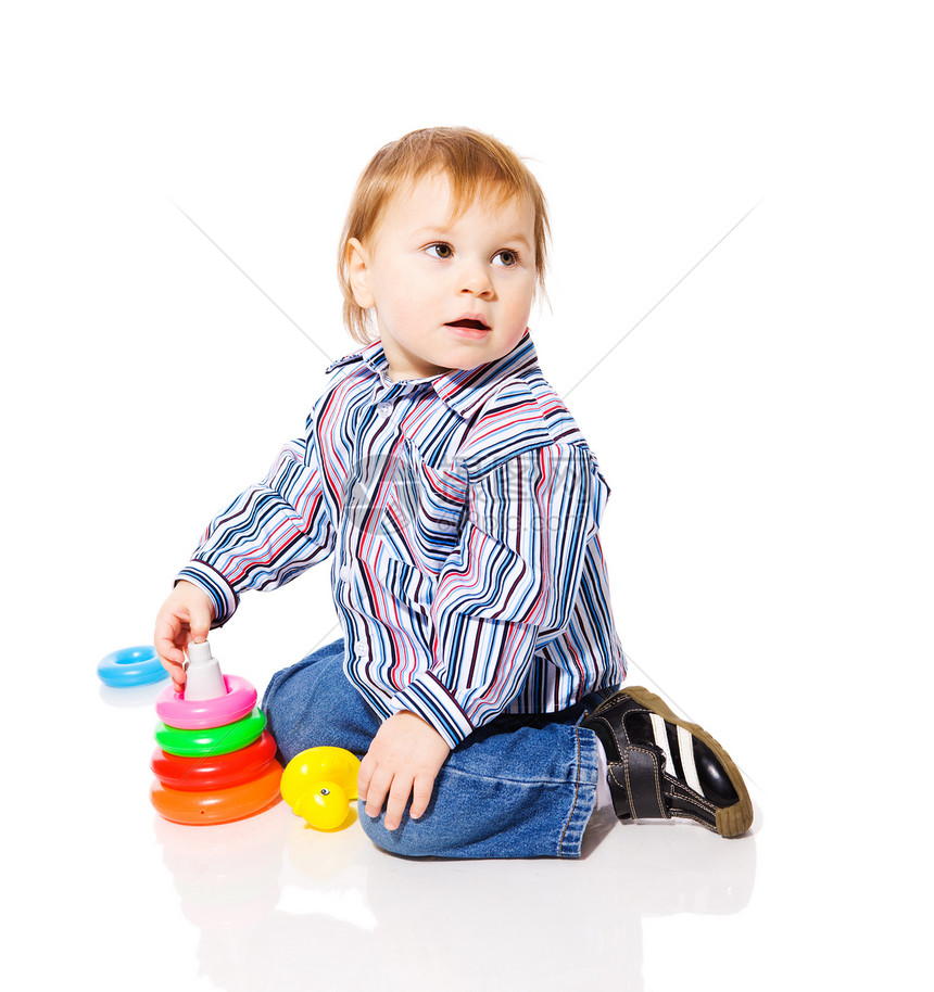 男孩玩游戏头发车辆孩子乐趣地面儿子塑料幸福快乐婴儿图片