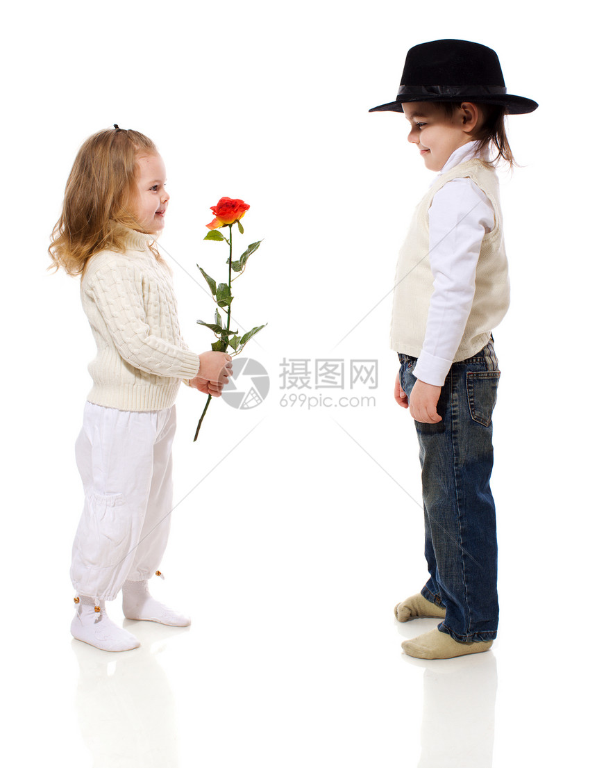 小情侣展示孩子们帽子花束兄弟女孩夫妻亲热童年微笑图片