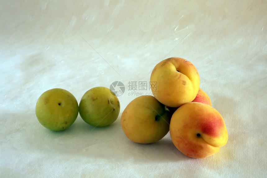 桃子和李子宏观花蜜食物果实维生素黄色橙子修剪盘子果汁图片