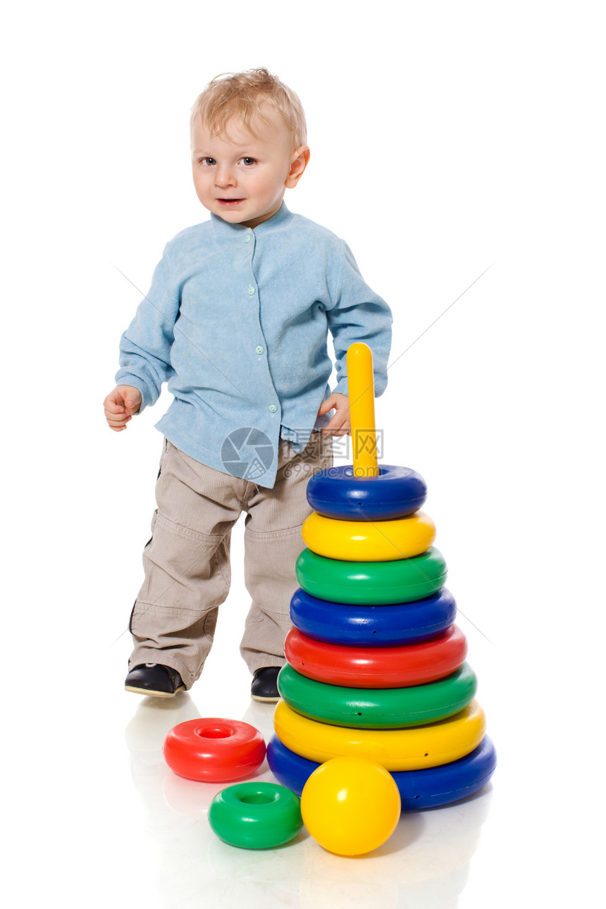 一岁男孩学习乐趣喜悦孩子玩具金字塔全身好奇心快乐白色图片