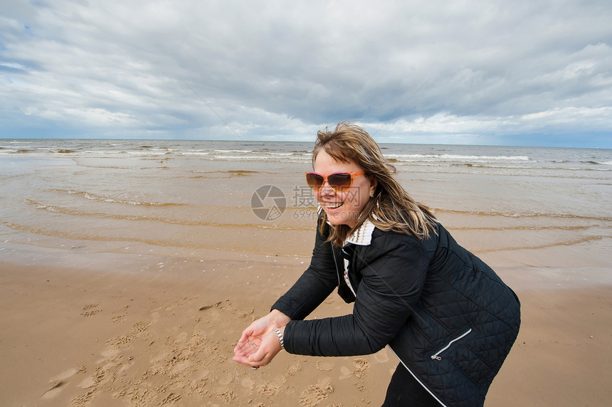 海上成年妇女眼镜海滩女性活力天空毛衣假期女士太阳镜成人图片
