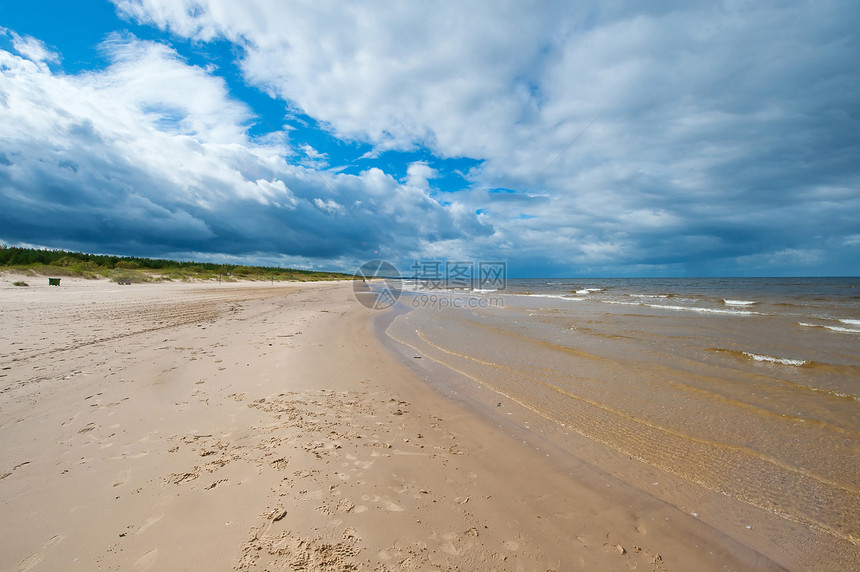 波罗的海海滩波浪森林场景自由沙丘天空蓝色阳光海岸线图片