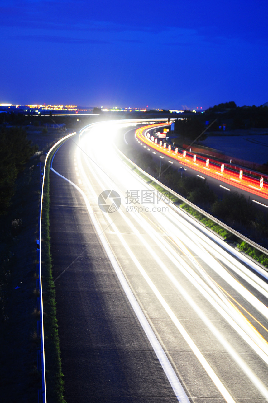 高速公路上夜间交通天空头灯红色小时小径运动大灯街道车道蓝色图片