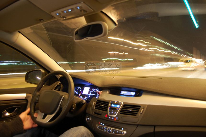 夜间起动的汽车速度驾驶乐器曲线木板红绿灯短跑运动道路运输图片