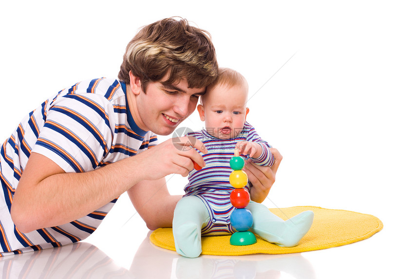 婴儿与父亲玩耍图片