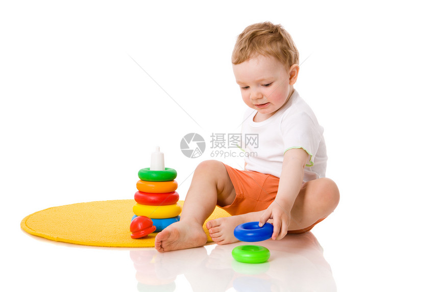 男孩玩游戏幸福喜悦地面男生好奇心车辆婴儿塑料乐趣童年图片