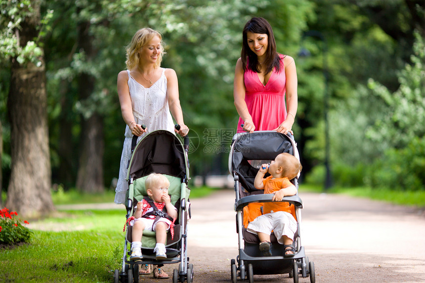 快乐的母亲婴儿车人行道家庭父母女儿金发衣服女士活动微笑图片