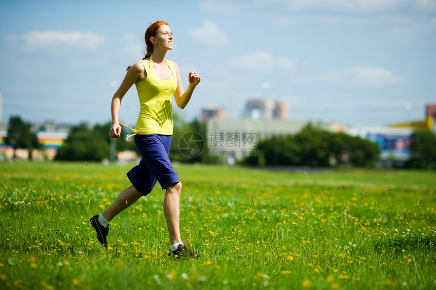 妇女慢跑力量运动员训练追求女士闲暇重量微笑公园活动图片