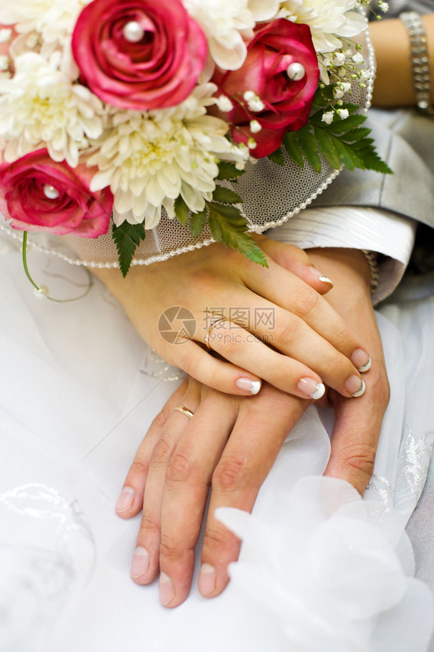 已婚新婚夫妇的手夫妻戒指新娘铭文百合男人妻子婚姻丈夫褐色图片