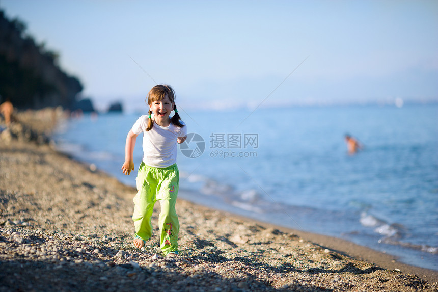 跑在沙滩上孩子们享受蓝色日落喜悦孩子快乐晴天童年鹅卵石图片