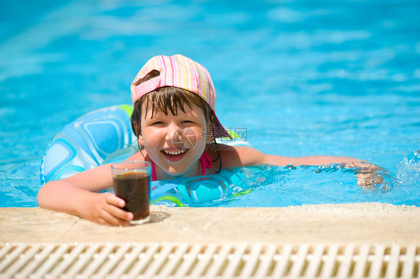 女孩游泳苏打可乐水池玻璃孩子棕褐色假期杯子乐趣茶点图片