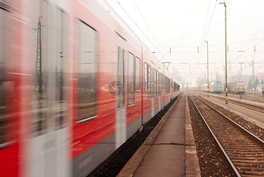 列火车旅行铁路乘客运动红色通勤者民众车站车辆交通图片