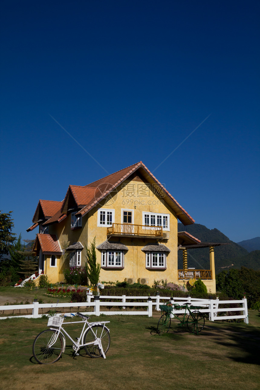 山上黄色经典房子班级树木住宅历史性财产园林院子木头绿化家庭图片