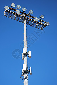 灯光桅杆天空蓝色竞技场体育场运动反光板背景图片