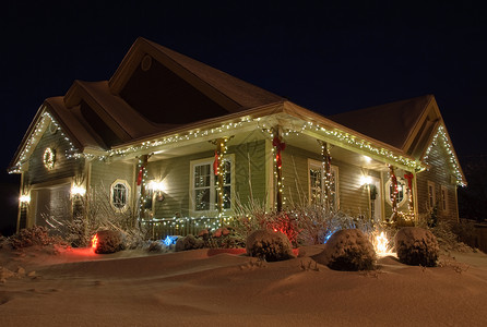 有灯光的圣诞之家高清图片