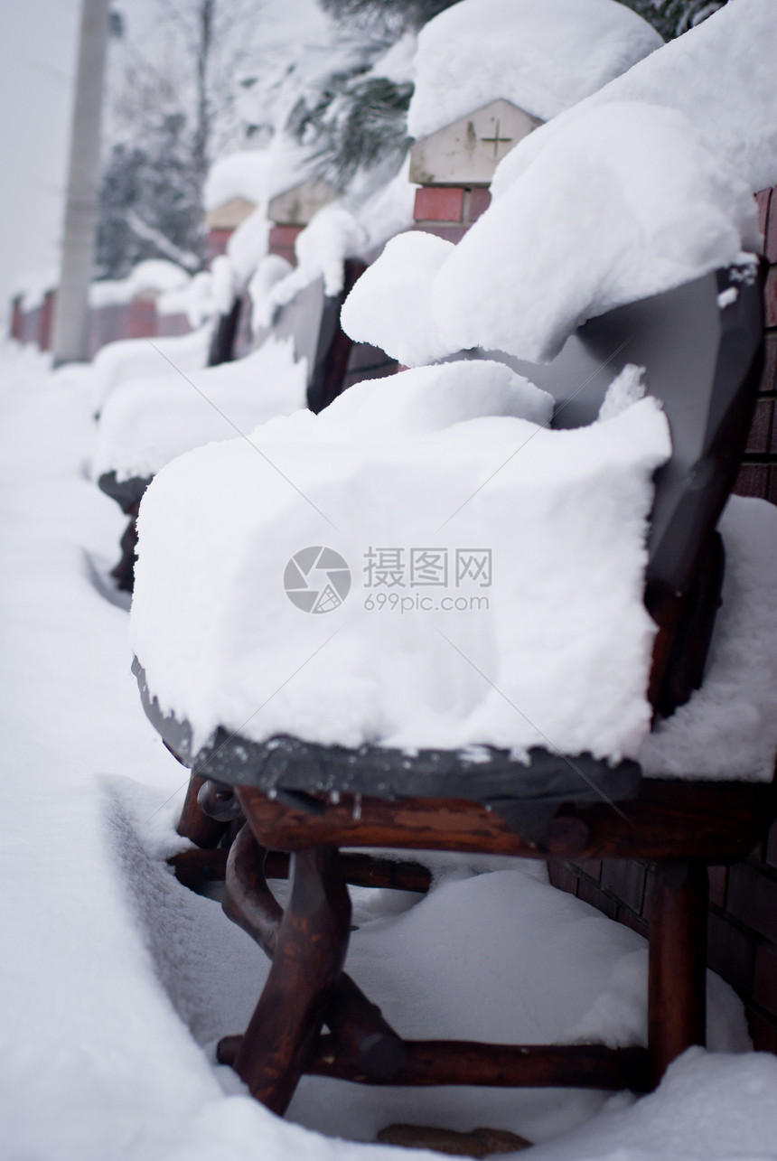 满是积雪的弹坑图片