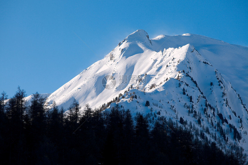 山山脉土地天空滑雪蓝色地形顶峰远足环境松树假期图片