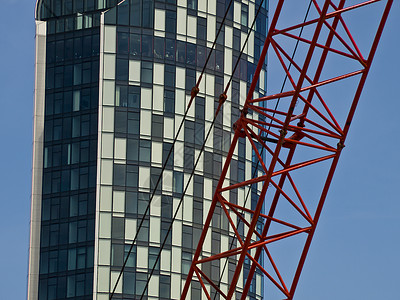 现代建筑和红鹤利物浦背景图片