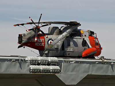 红色直升机在利物浦的皇家海军直升机背景