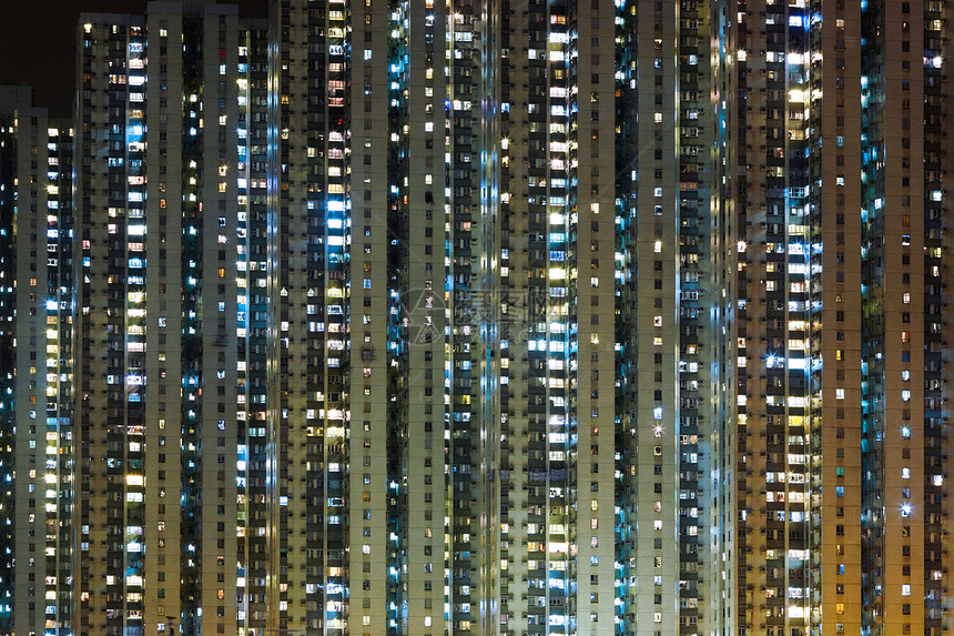 夜间的公寓楼基础设施不动产住房生活窗户晴天建筑天空多层城市图片