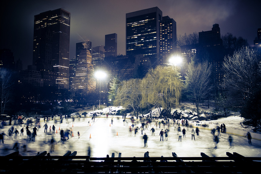 时空广场 晚上 有模糊的滑冰者图片