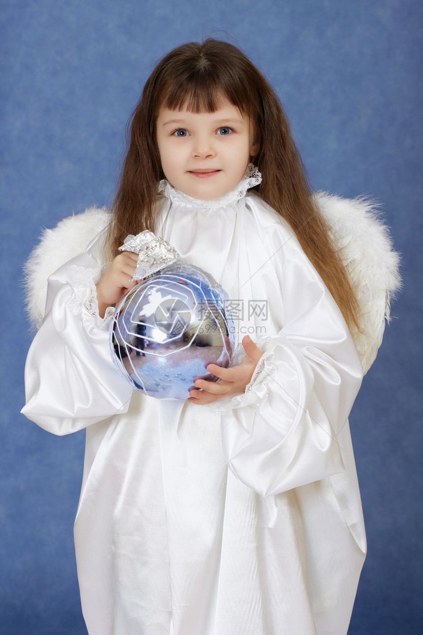 孩子装扮成天使 翅膀握着玻璃球图片