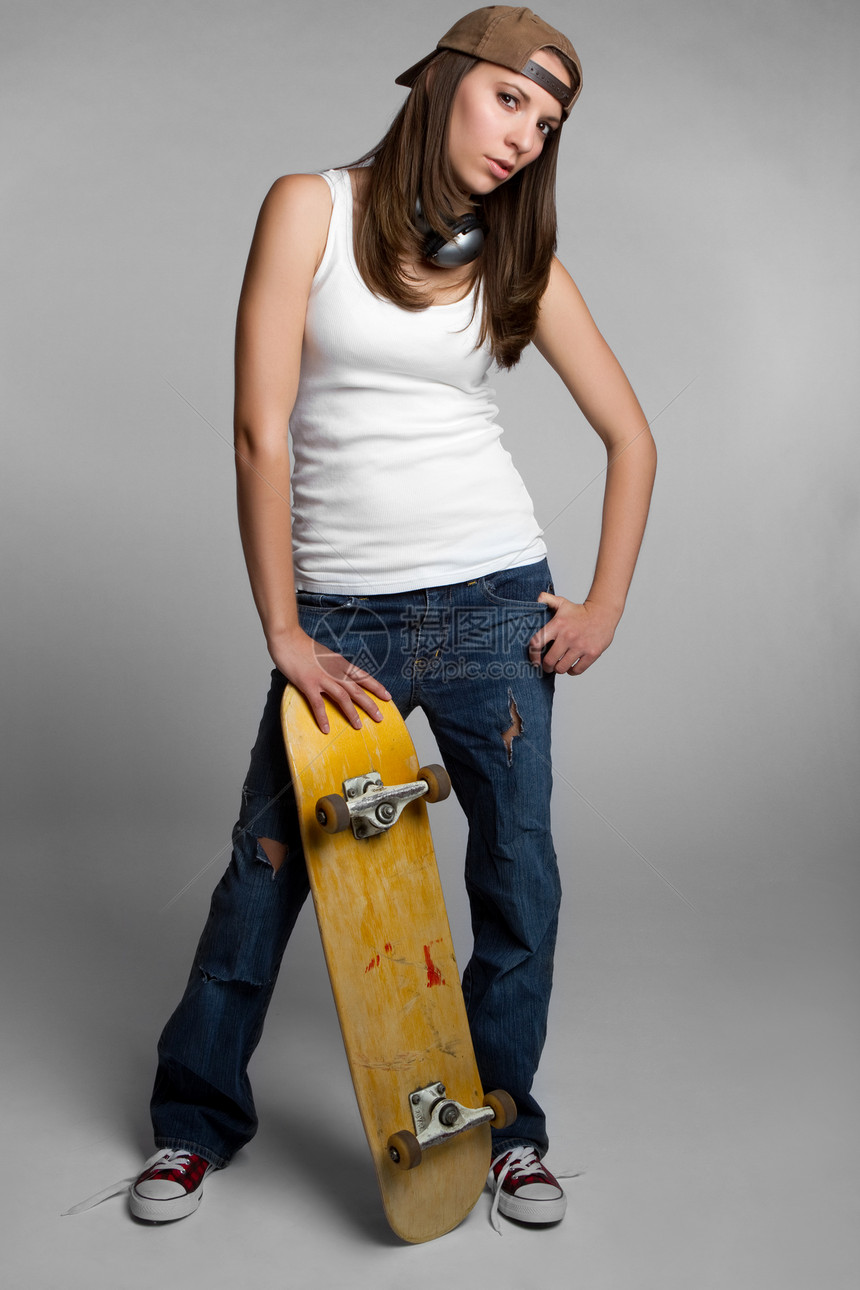 滑板女孩脖子小鸡滑冰背景溜冰者女性木板成人青年文化图片
