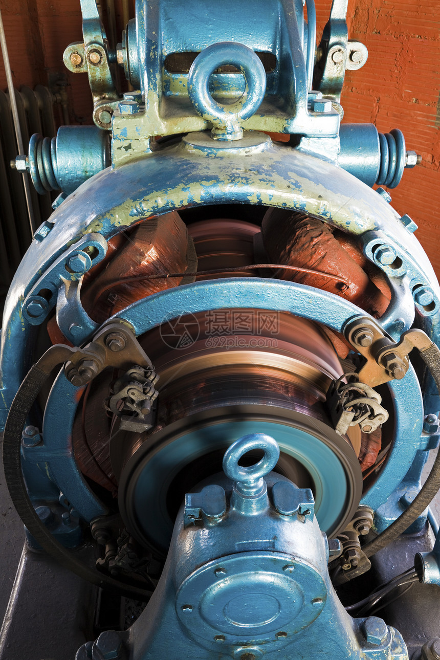 在旧引擎中工作的变轮器旋转引擎机器旋转器运动发动机机械转子螺栓电梯图片