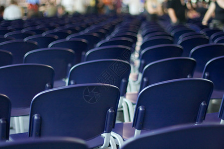 椅子长椅观众课堂塑料大学民众音乐会教育商业蓝色背景图片