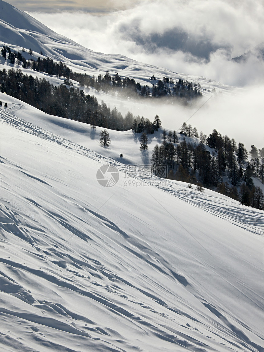 山山脉假期地形宽慰旅行登山运动滑雪远足薄雾冻结图片