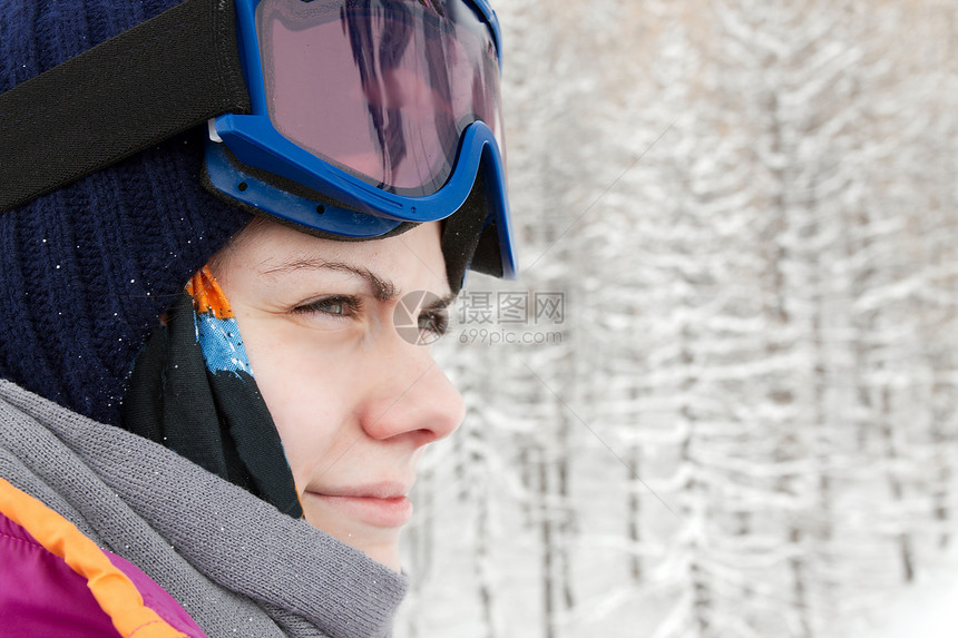 滑雪者假期闲暇滑雪风镜白色女性活动帽子高山围巾图片