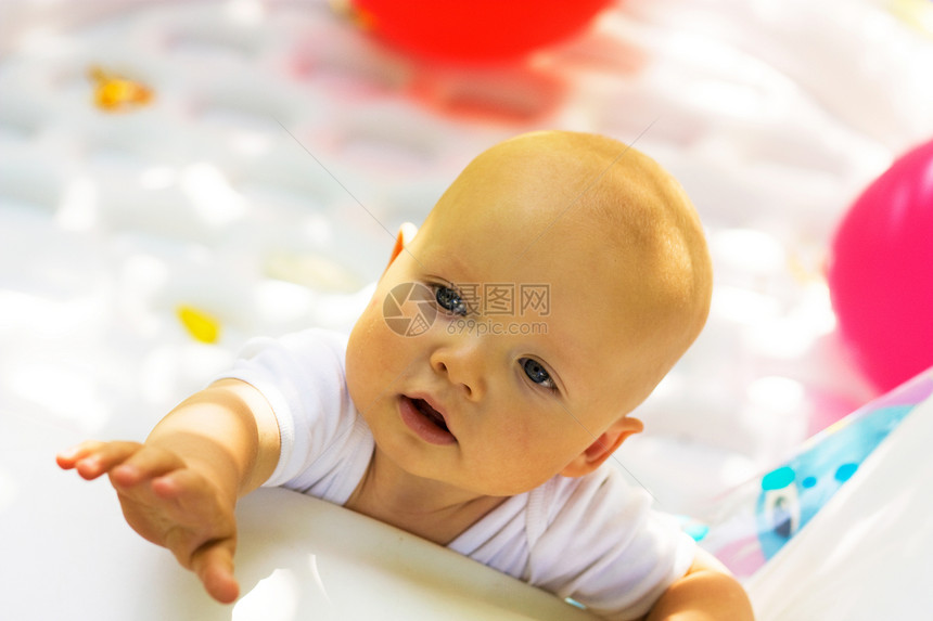 婴孩婴儿男孩们生活儿童眼睛几个月男生男性白色微笑孩子图片