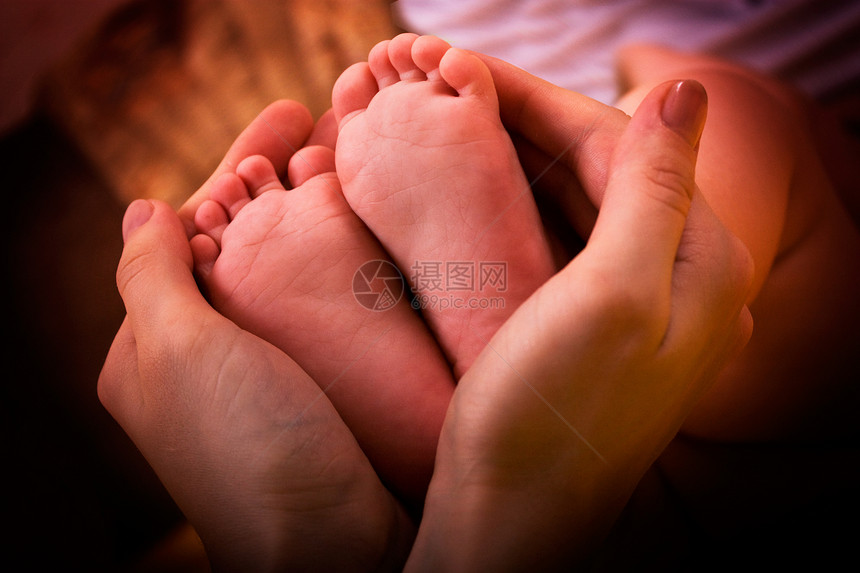 婴儿脚在母亲的手中图片