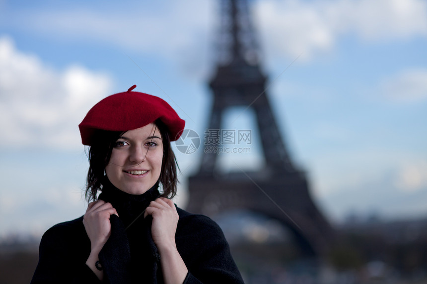 穿着红色贝雷帽和埃菲尔塔的女孩女士旅行天空地标裙子旅游城市手臂黑色女性图片