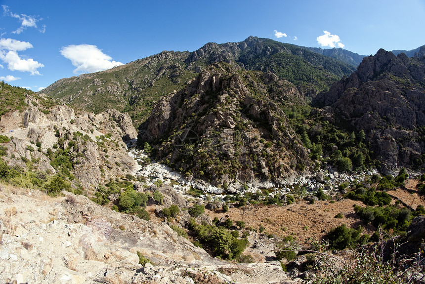 科西卡山区和山谷女孩全景橙子旅行悬崖远足场景天空假期森林图片