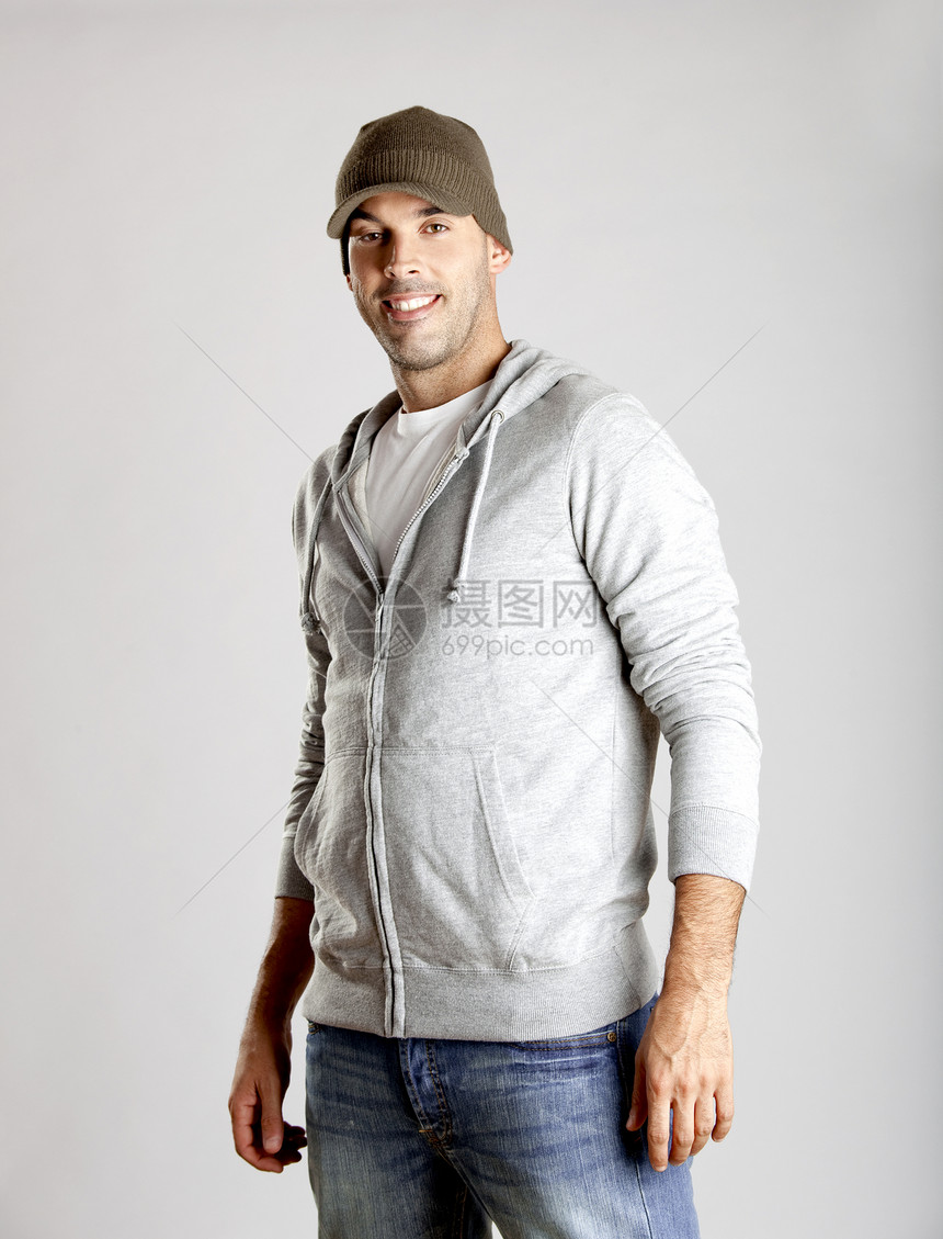 青年男子冒充享受男人灰色姿势男生工作室帽子男性幸福图片