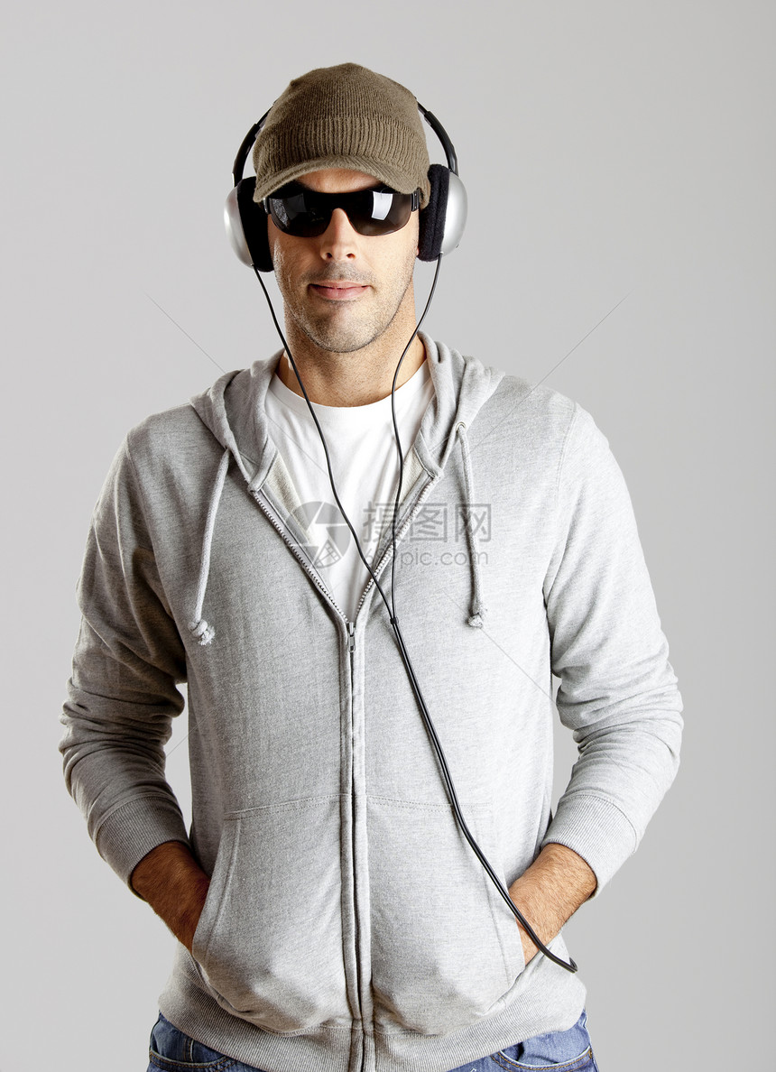 听音乐男人工作室耳机灰色姿势音乐青年太阳镜帽子图片