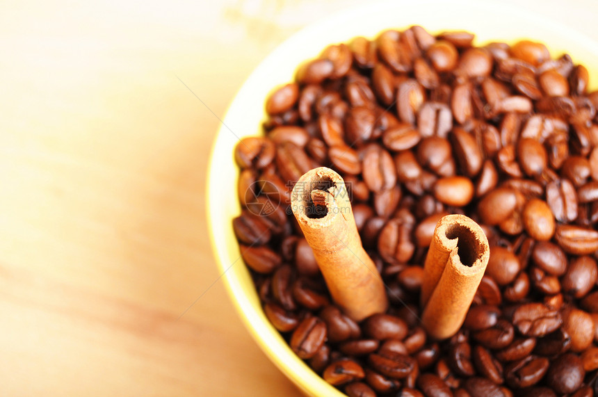 咖啡和肉桂豆子杯子咖啡店食物香料早餐生活棕色图片