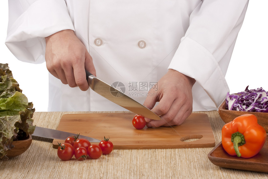 切切蔬菜白色食物红色盘子青椒沙拉男人木板服务餐厅图片