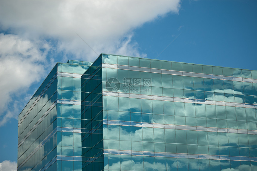 办公室塔楼 蓝色天空和云层反射图片