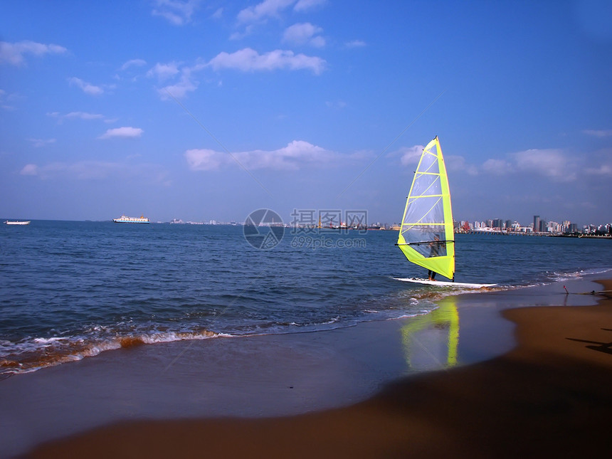 风浪风帆海浪冲浪运动蓝天假期冲浪者白云图片