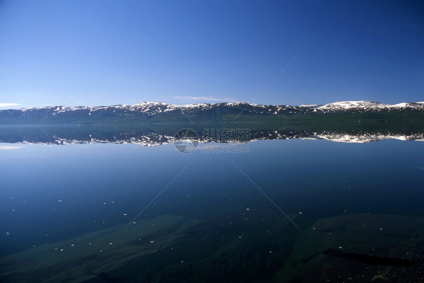 带雪山的镜子湖图片