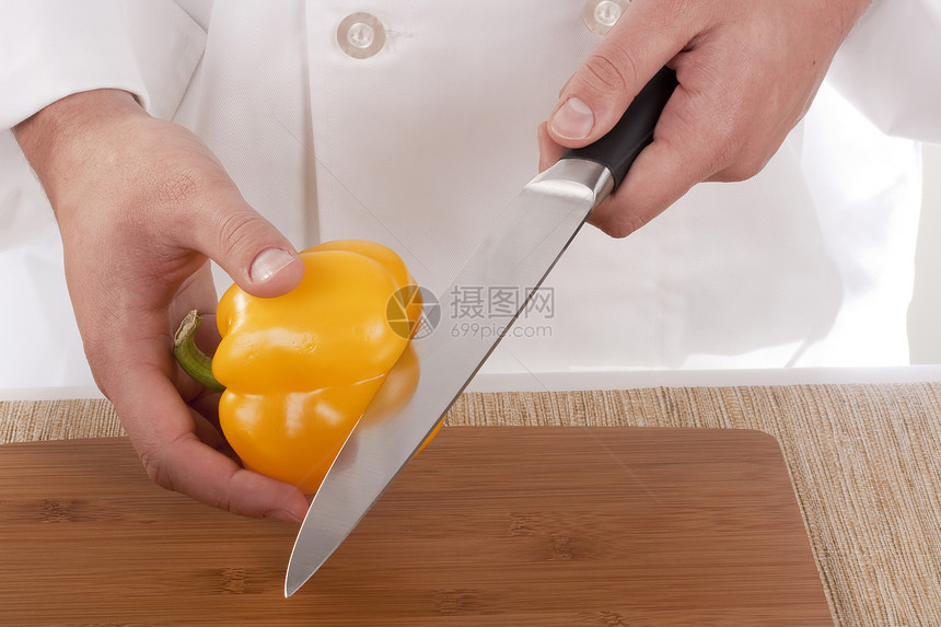 切切蔬菜食物男人服务青椒木板白色餐厅红色盘子图片