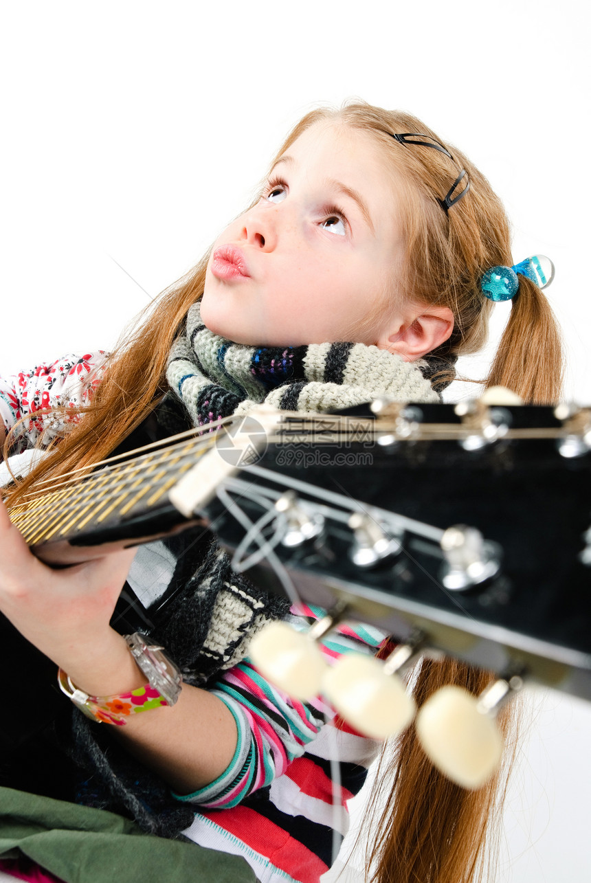 演唱室拍摄的漂亮小女孩乐趣工作室童年女儿眼睛吉他字符串吉他手女孩孩子图片