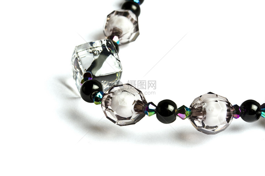 白色上特写的珠形字符串宝藏珠宝圆形展示项链女孩黑色宝石女性宏观图片