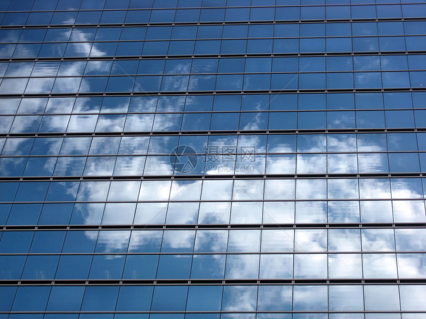 与天空反射的玻璃墙图片